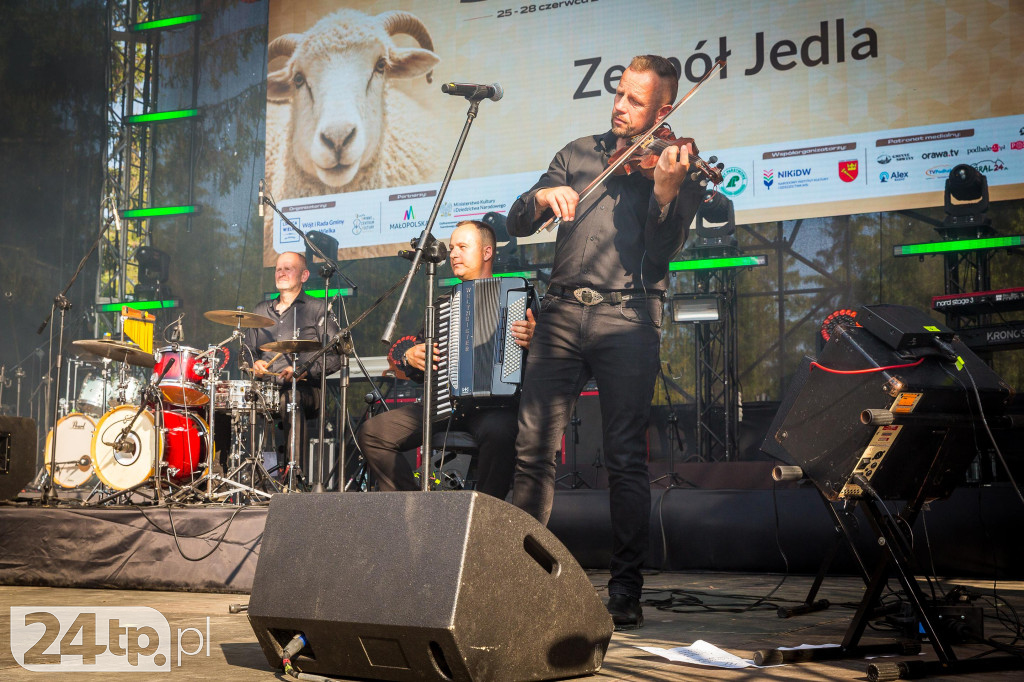 Korowód, taniec na 50 par i koncert Golec uOrkiestry.