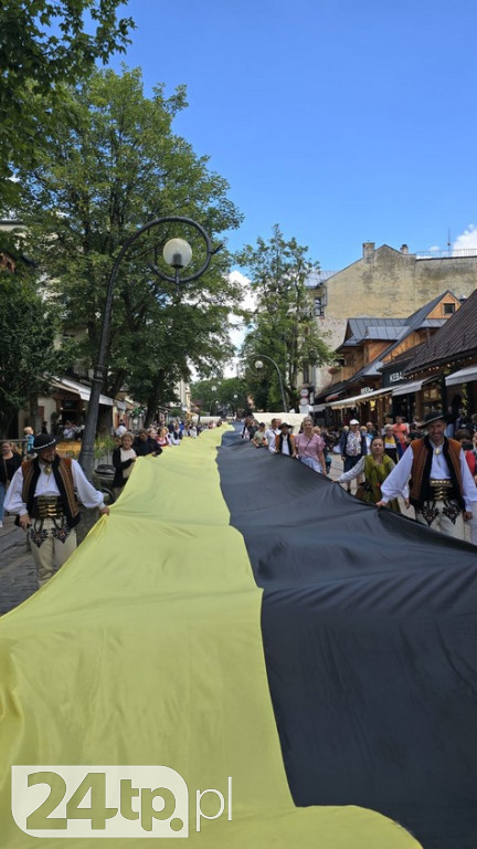 Czarno-żółta flaga Kaszub na Krupówkach