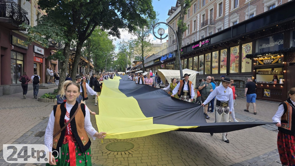 Czarno-żółta flaga Kaszub na Krupówkach