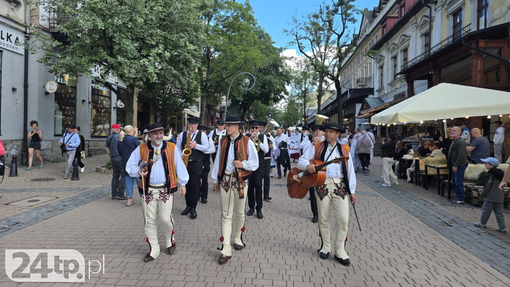 Czarno-żółta flaga Kaszub na Krupówkach