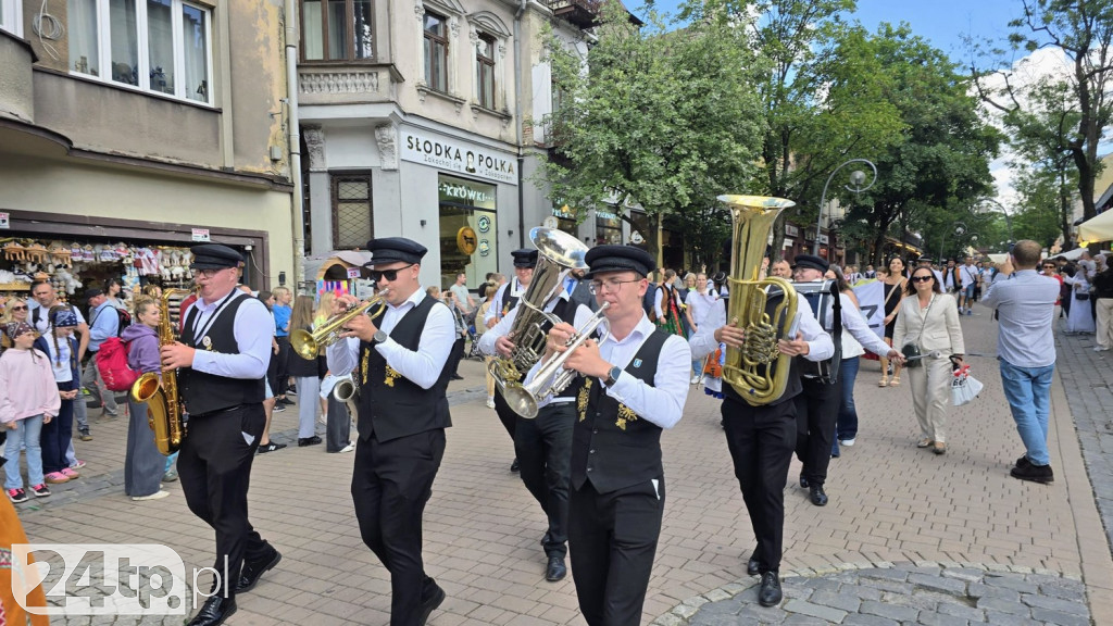 Czarno-żółta flaga Kaszub na Krupówkach