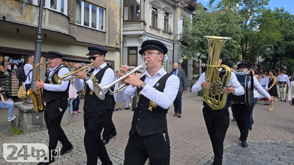 Czarno-żółta flaga Kaszub na Krupówkach