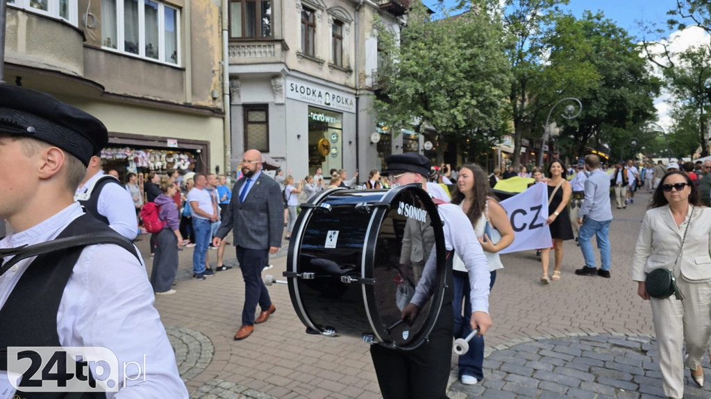 Czarno-żółta flaga Kaszub na Krupówkach