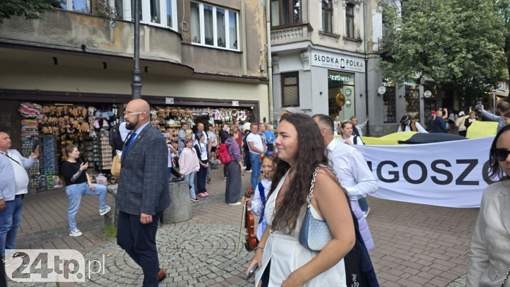 Czarno-żółta flaga Kaszub na Krupówkach