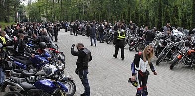 Zdrój pod motocyklem