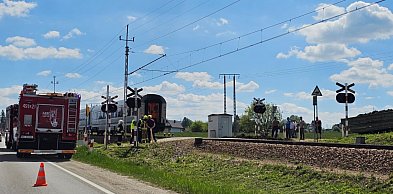 Pociąg uderzył w naczepkę ciągnika