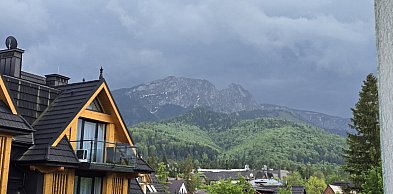 Burze i ciemne chmury nad Tatrami (WIDEO)