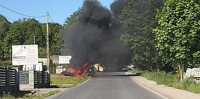 Pożar samochodu osobowego. Są utrudnienia w ruchu