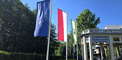 Nowe flagi przed Starostwem Tatrzańskim