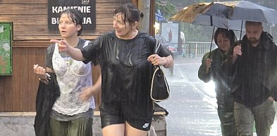Deszcz pod Giewontem wali z siłą wodospadu. My się burzy nie boimy (WIDEO)
