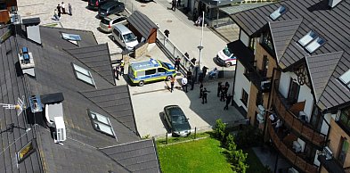 Duże siły policyjne przy Szklanych Domach w Zakopanem