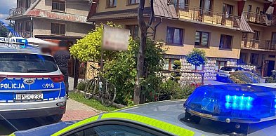 Pijany rowerzysta uderzył w zaparkowane auto w Białym Dunajcu