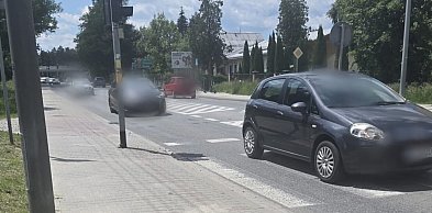 Mężczyzna potknął się na przejściu dla pieszych. Pomogli mu policjanci