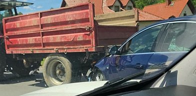 Kolizja osobówki z ciągnikiem rolniczym