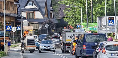 Omijajcie ul. Nowotarską. Łatają dziury. Duże korki