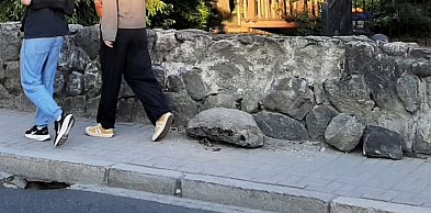 Uszkodzony mostek czeka na naprawę