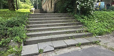 Zniszczone schody przy Liceum w Zakopanem