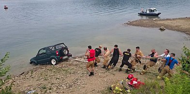 Nietrzeźwy kierowca wjechał do zalewu. Ponad 2,8 promila alkoholu (WIDEO)