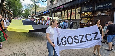 Kaszubska flaga na Krupówkach. Górale ramię w ramię z Kaszubami (WIDEO)