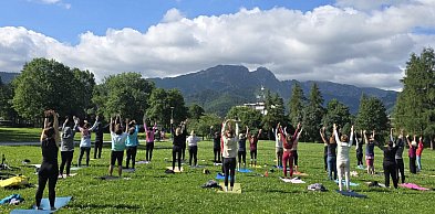 Joga o poranku na Równi Krupowej. Aktywny początek dnia z widokiem na Tatry