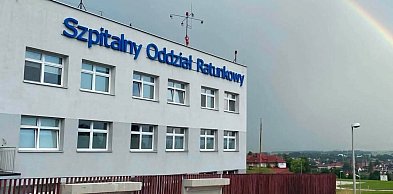 Uderzył w twarz pielęgniarza, kopnął ratowniczkę