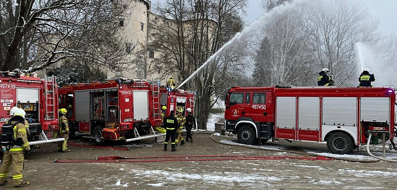 Manewry na Spiszu. Fikcyjny pożar zamku w Niedzicy