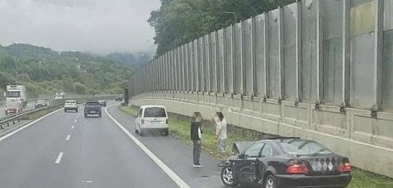 Na zakopiance w Stróży groźnie wyglądające zdarzenie drogowe
