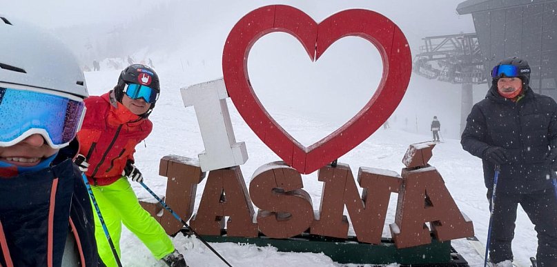 Marne warunki na stokach Jasnej. Mgła i opady zniechęcają narciarzy