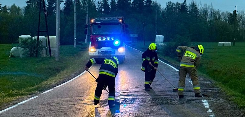Druhowie usuwali żwir z drogi
