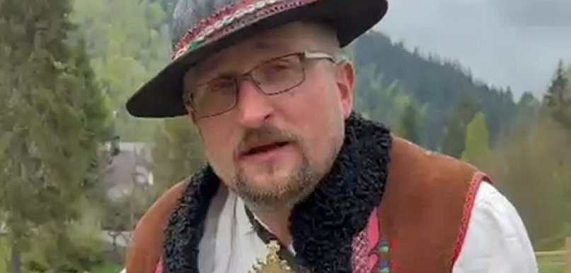 Mieszanie owiec na bacówce, rusza pasterski sezon (WIDEO)