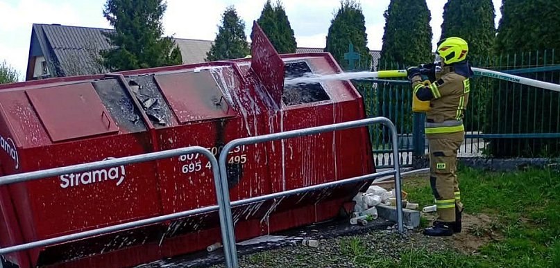 Druhowie gasili pożar kontenera na śmieci