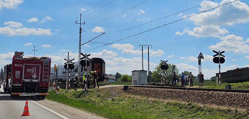 Pociąg uderzył w naczepkę ciągnika
