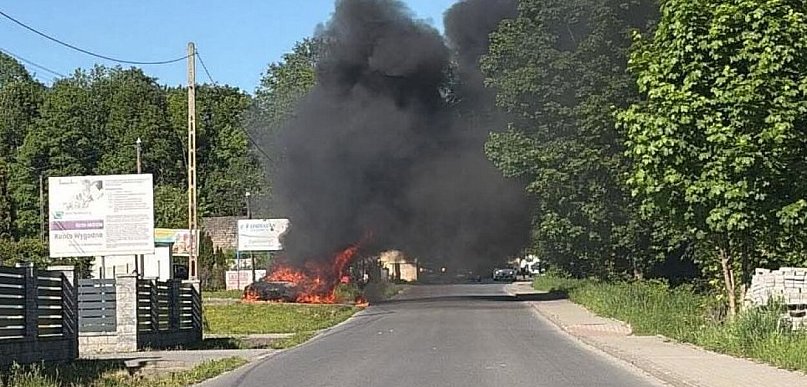 Pożar samochodu osobowego. Są utrudnienia w ruchu
