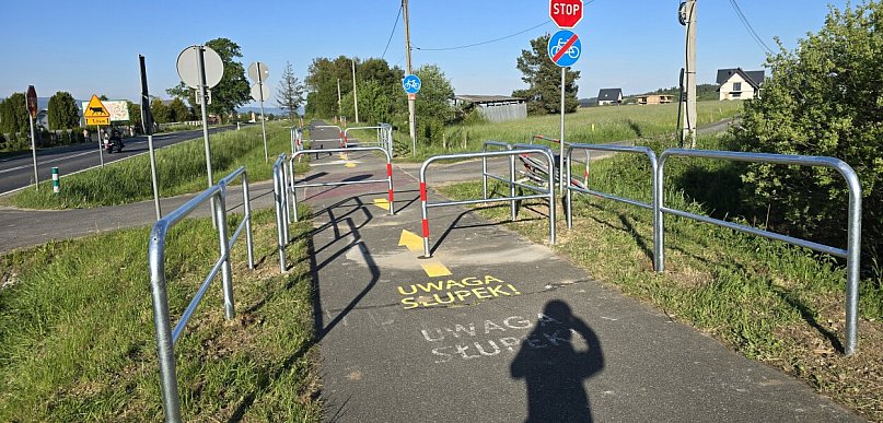 Nowe słupki i barierki na trasie rowerowej dookoła Tatr