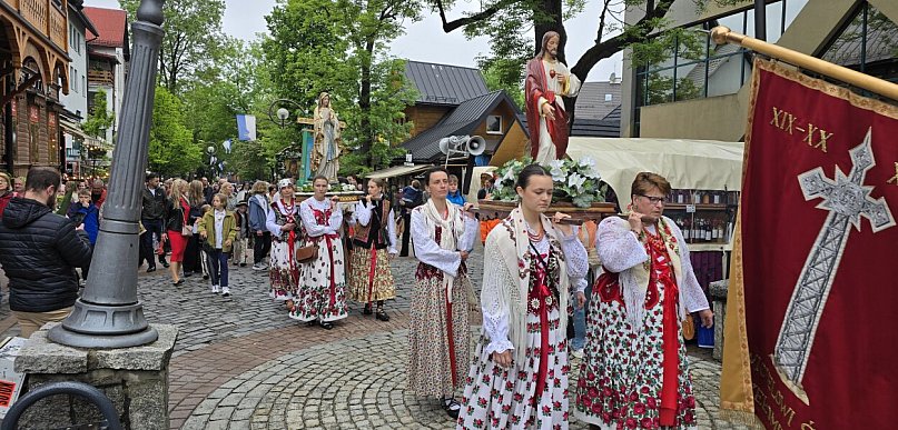 Tłumy na procesji Bożego Ciała w Zakopanem (WIDEO)