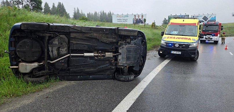 Na zakopiance przewrócił się samochód