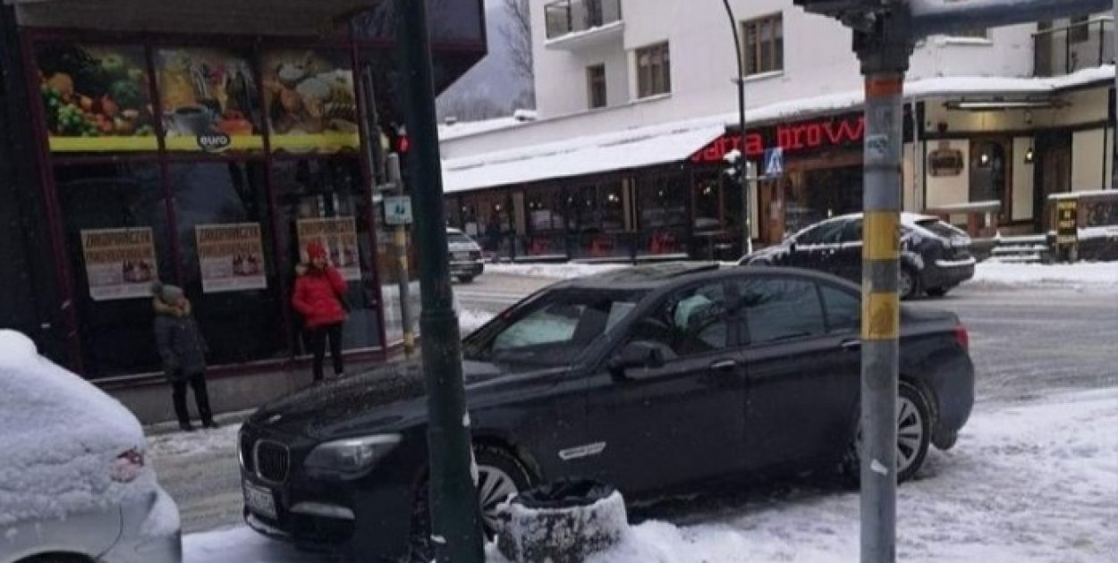 BMW zaparkowało na przejściu dla pieszych